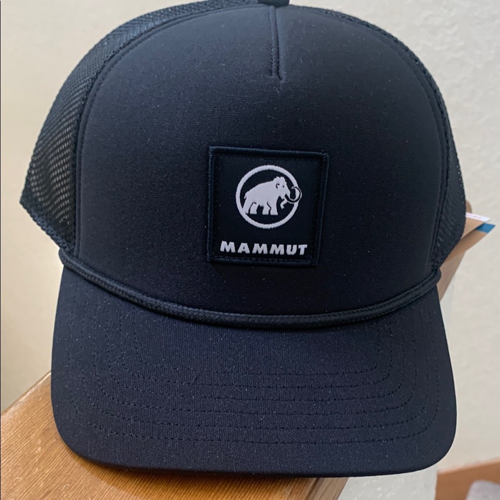 Mammut Black Grooming Cap with Iconic Logo